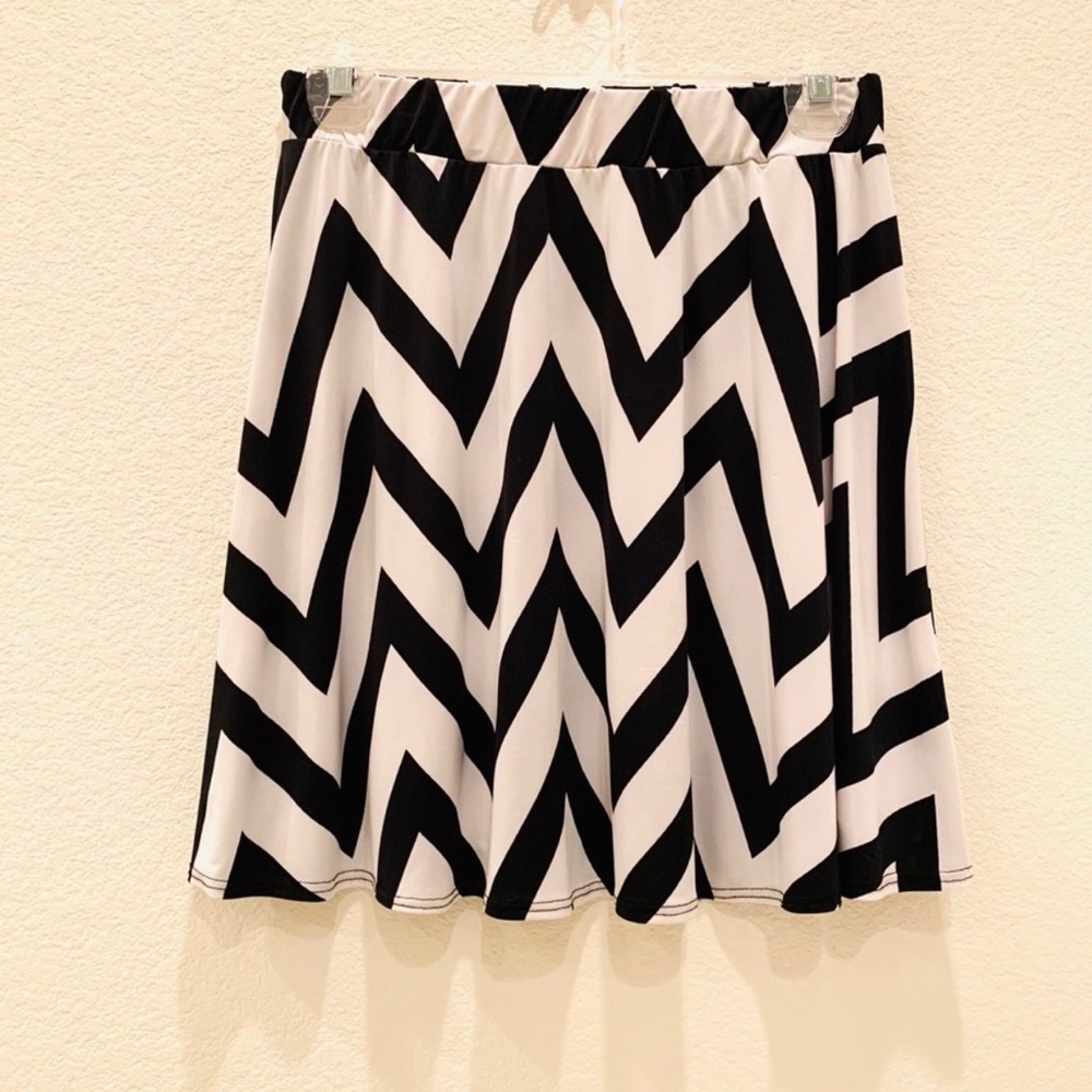 Must HAVE - Black & White Chevron Skirt